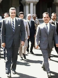 Immagine che contiene persona, calzature, aria aperta, Abbigliamento formaleIl contenuto generato dall'IA potrebbe non essere corretto.